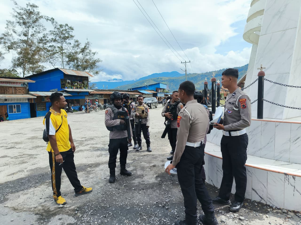 Polres Tolikara Laksanakan Patroli Jalan Kaki Demi Wujudkan Rasa Aman di Tengah Masyarakat