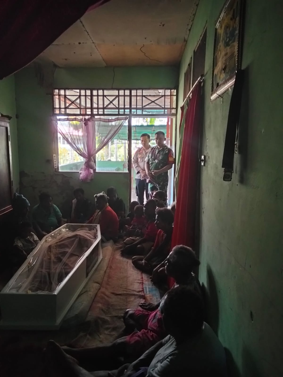 Kapolsek Pantai Timur Hadiri Rumah Duka, Wujud Empati kepada Warga Kampung Betaf