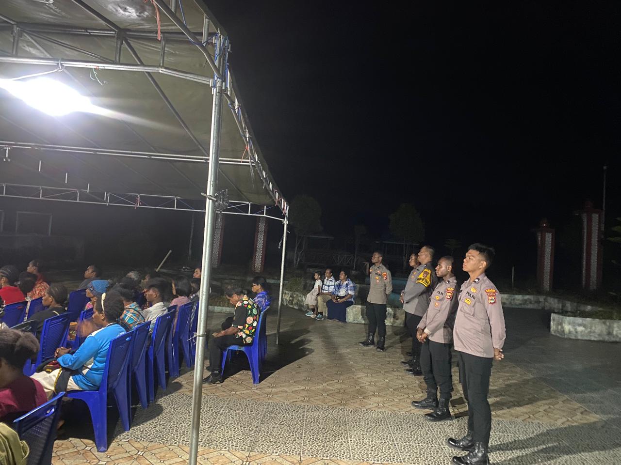 Ciptakan Kamtibmas Kondusif, Bhabinkamtibmas Kawal Ibadah KKR di Kampung Yowong