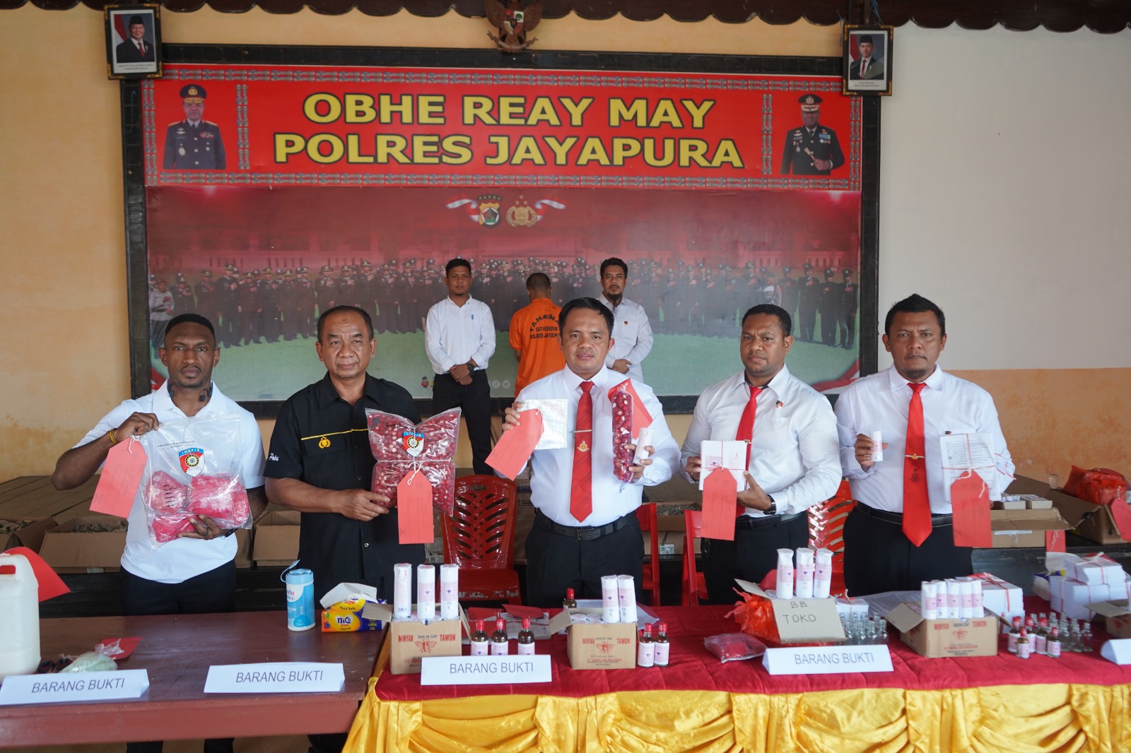 Polres Jayapura Bongkar Produksi dan Peredaran Minyak Tawon Palsu