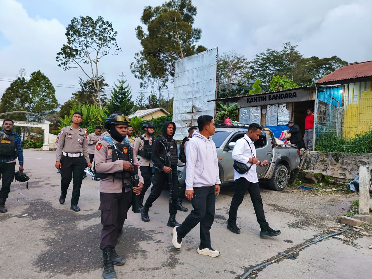 Tim Regu III Patroli Polres Tolikara Gelar Patroli Jalan Kaki Sore Di Seputaran Kota Hingga Ke Tempat Tongkrongan Masyarakat