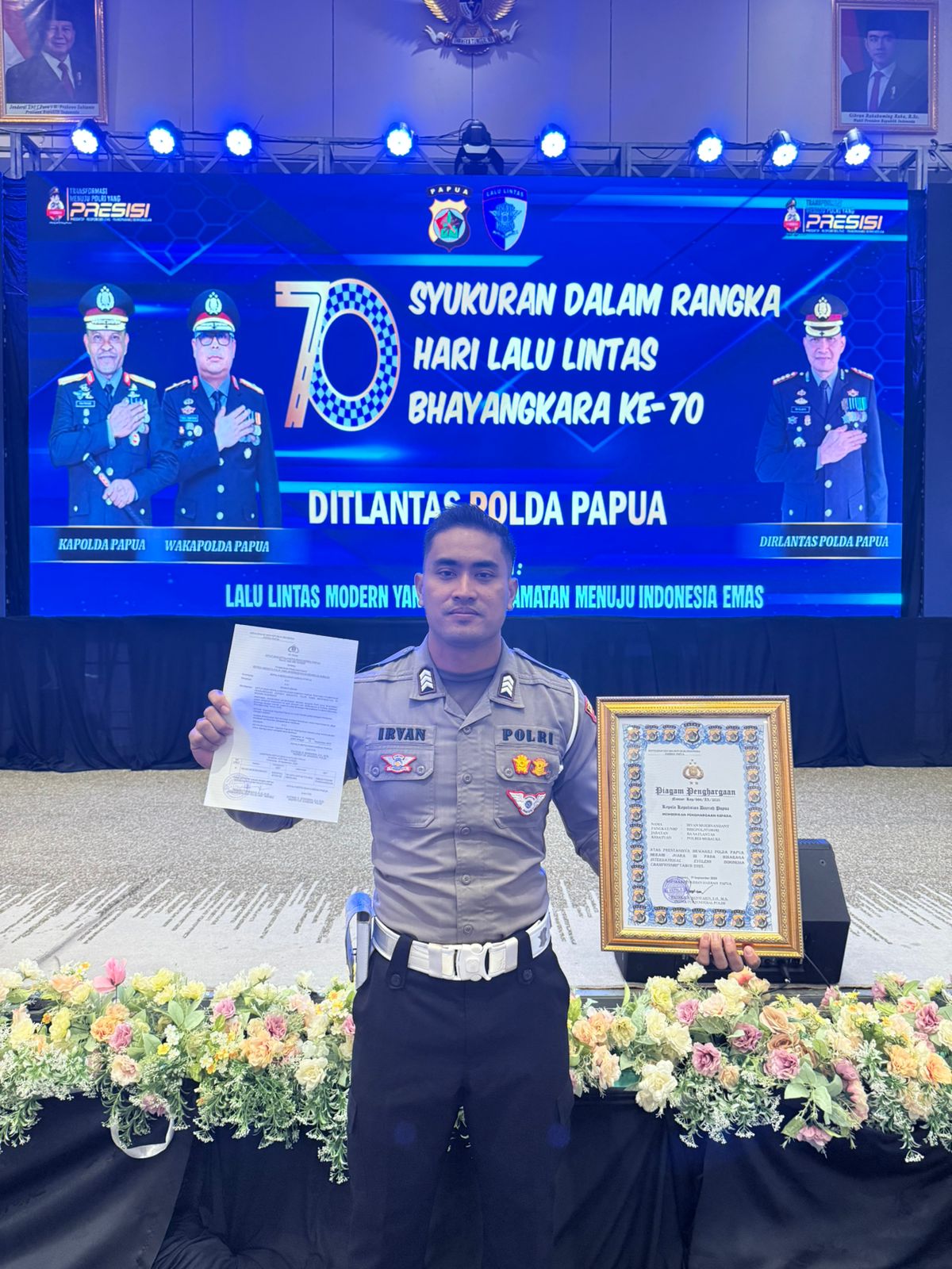 Brigpol Irvan Moernandany menerima Piagam penghargaan, saat Syukuran HUT Lalu Lintas ke 70 Polda Papua