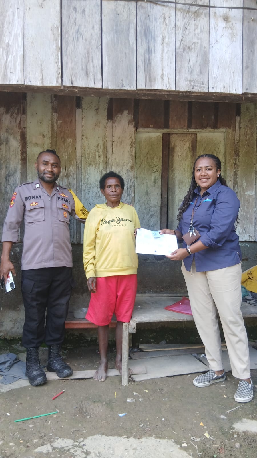 Bhabinkamtibmas Bersama Tim Dari PLN Lakukan Survey Program “Light Up The Dream” (LUTD) PLN Timika di Kelurahan Kwamki