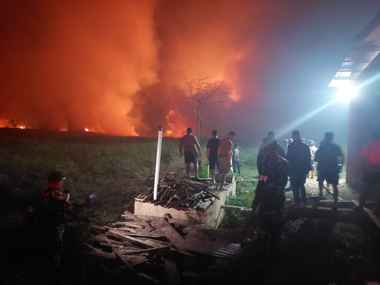 Polsek Tanah Miring Bersama TNI, BPBD dan Warga Padamkan Kebakaran Hutan dan Lahan di Merauke