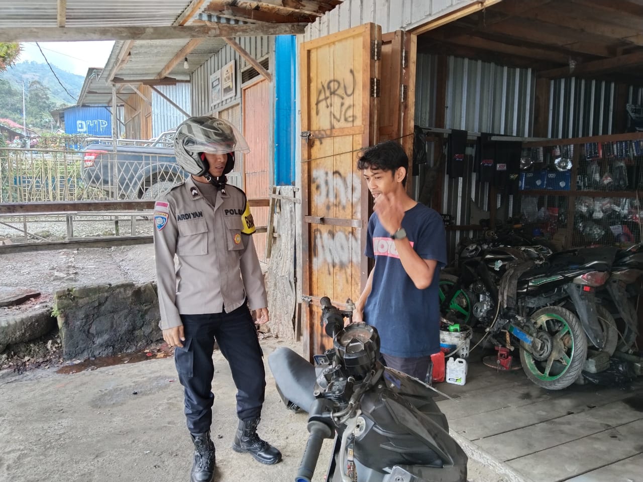 Satuan Binmas Polres Tolikara Ajak Pemilik Bengkel Motor Bersama Jaga Kamtibmas