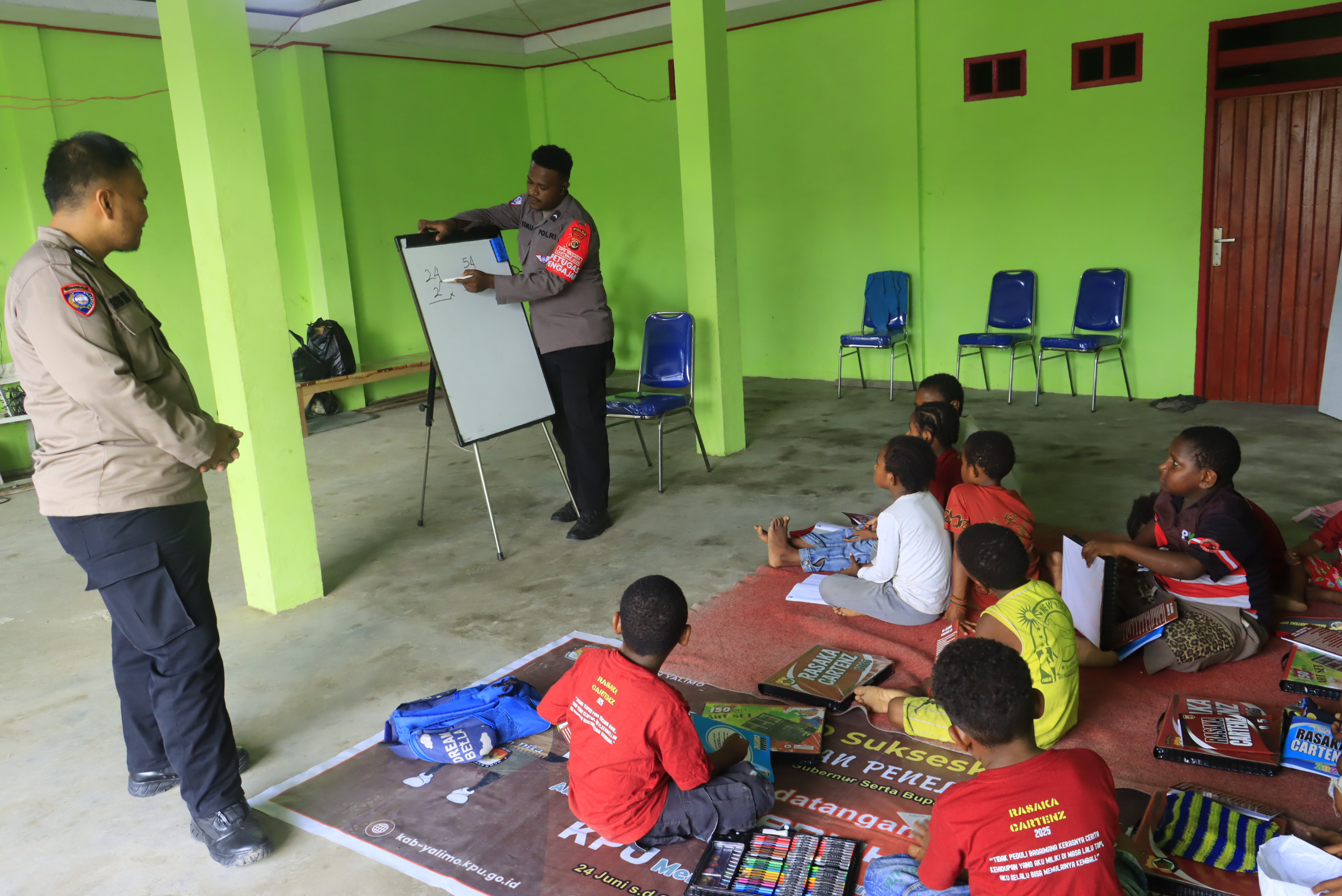 Belajar Sambil Bermain, Subsatgas Si-Ipar Ajarkan Anak-anak Yalimo Berhitung dengan Ceria