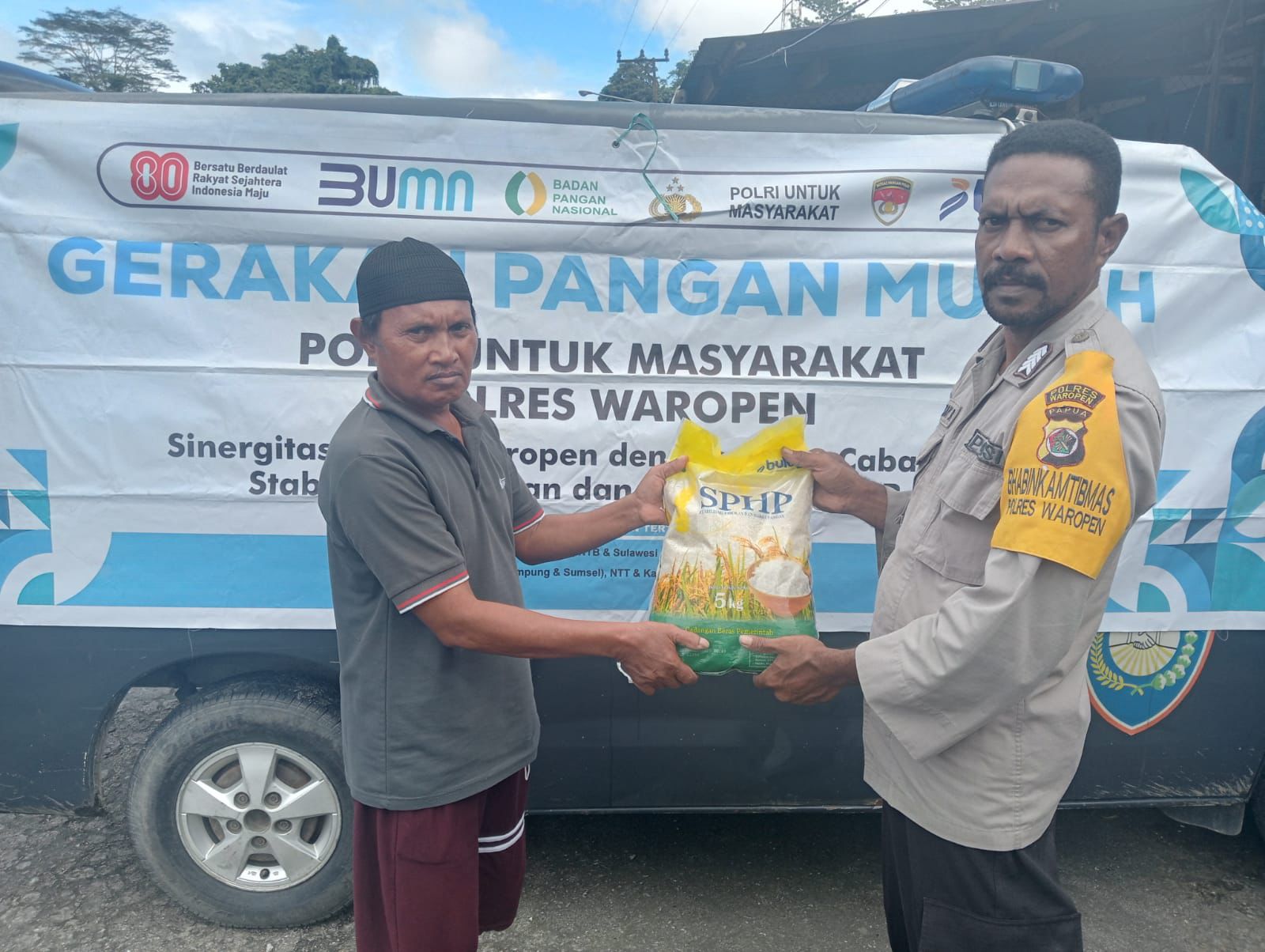 Di Kampung Khemon Jaya SP V, Satgas Gerakan Pangan Murah Polres Waropen Kembali Salurkan Beras SPHP Kepada Masyarakat