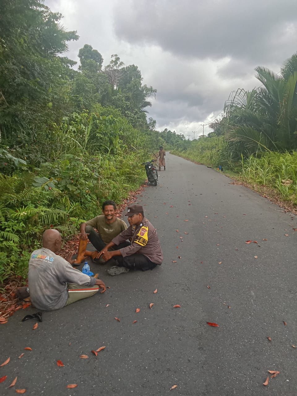 Perkuat Kemitraan, Bhabinkamtibmas Polres Waropen Bersama Babinsa Sambangi Masyarakat di Kampung Baino Jaya SP IV