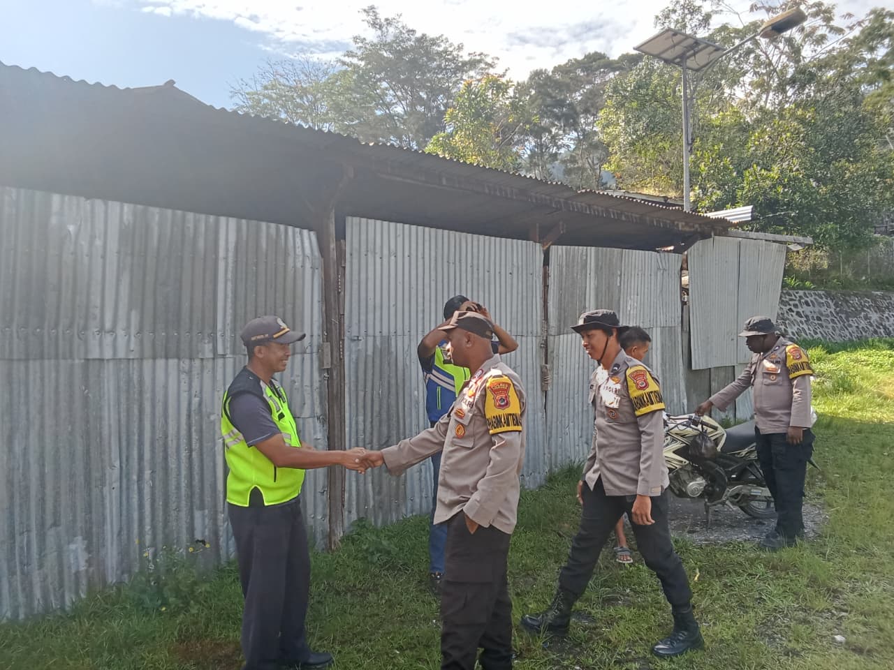 Bhabinkamtibmas Polres Tolikara Turun ke Bandara Karubaga, Dengarkan Aspirasi Petugas dan Perkuat Keamanan