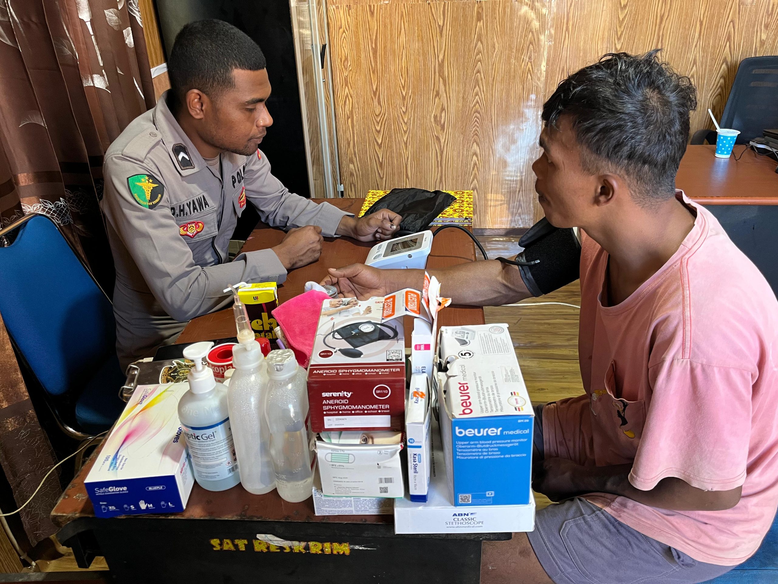 Sidokkes Polres Tolikara Beri Layanan Kesehatan bagi Pekerja Pembangunan Mako Polres