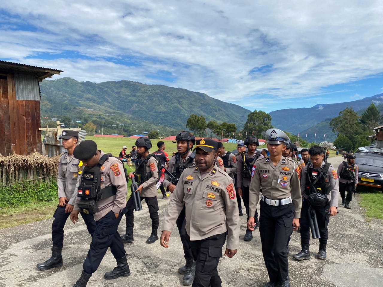 Dekatkan Diri Dengan Warga, Polres Tolikara Laksanakan Patroli Jalan Kaki