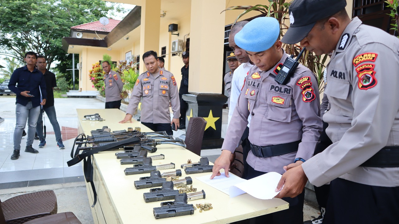 Kapolres Sarmi dan Propam Gelar Pemeriksaan Senpi Dinas, Tegaskan Disiplin dan Tanggung Jawab Personel