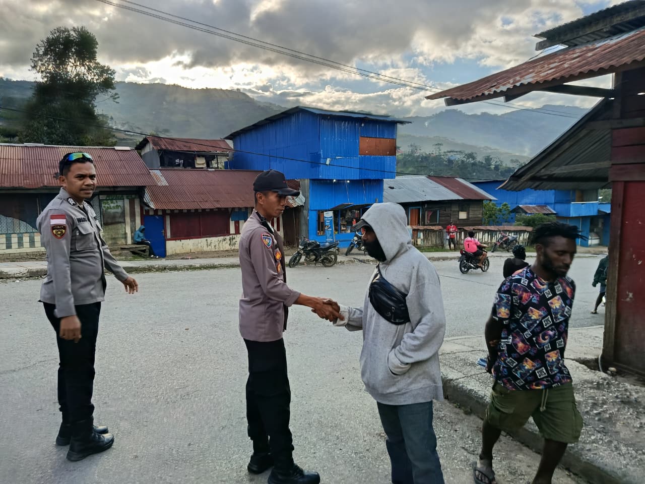 Polres Tolikara Laksanakan Patroli Sore Hari Untuk Ciptakan Situasi Kamtibmas Yang Kondusif