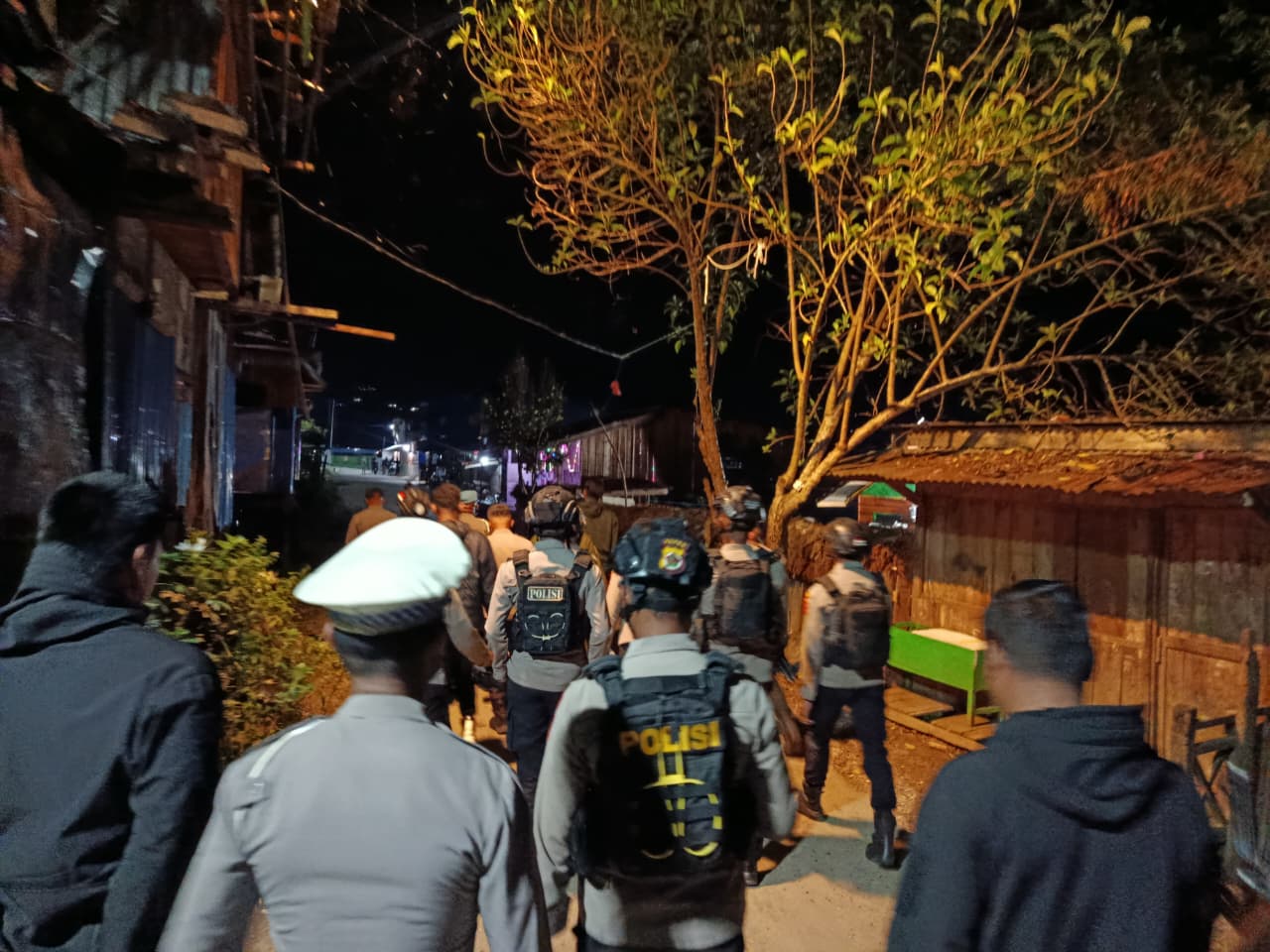 Polres Tolikara Gelar Patroli Jalan Kaki Malam Hari Ciptakan Kamtibmas Aman Dan Kondusif