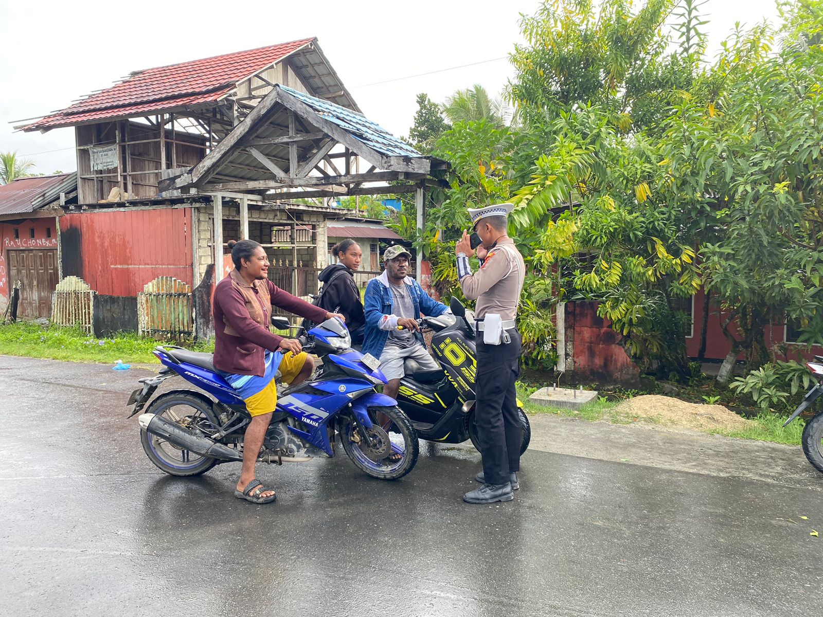 Peduli Keselamatan Pelajar, Sat Lantas Polres Sarmi Atur Lalu Lintas di Titik Rawan