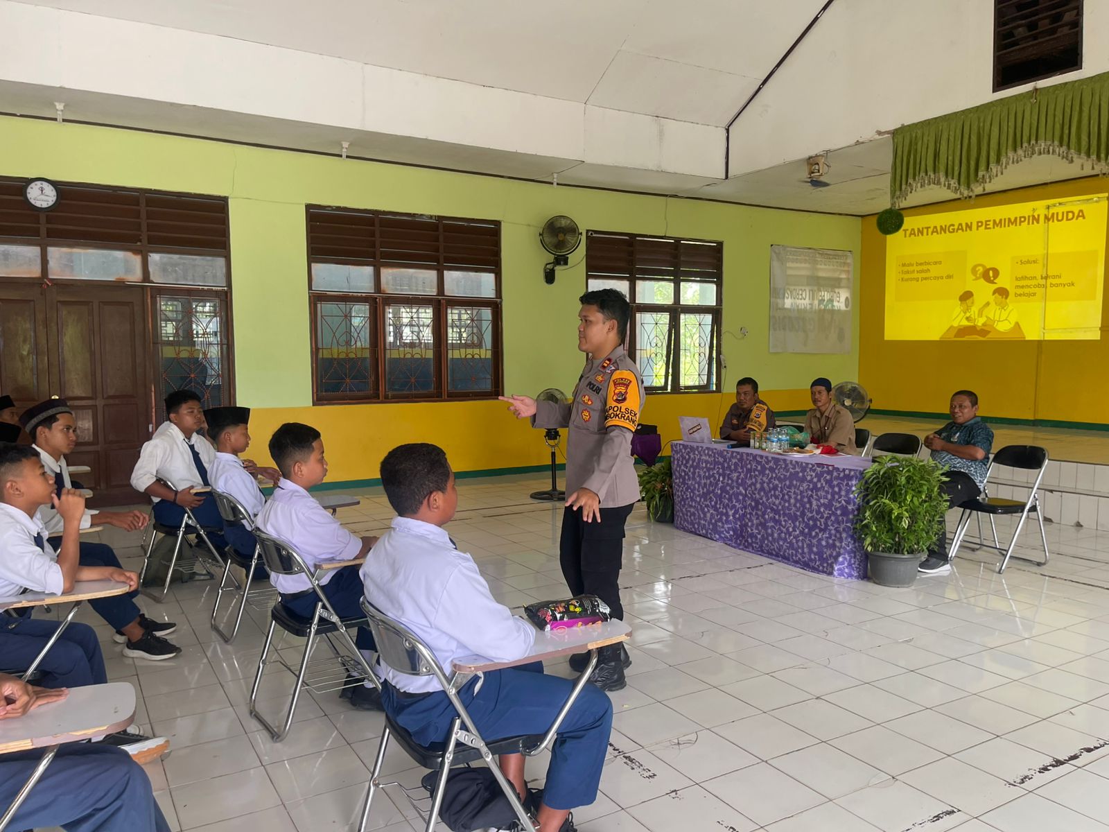 Polsek Nimbokrang Berikan Materi Latihan Dasar Kepemimpinan di MTs Negeri Jayapura