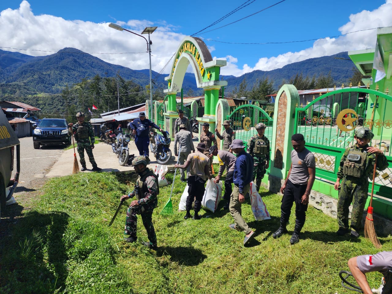 Polres Puncak Gelar Kerja Bakti di Masjid Al-Ikhlas Ilaga Sambut Maulid Nabi Muhammad SAW