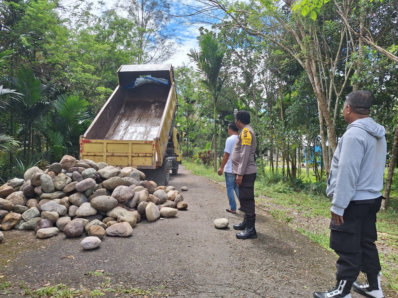 Bhabinkamtibmas Utikini 1 Fasilitasi Perbaikan Jembatan Rusak oleh Pemkab Mimika