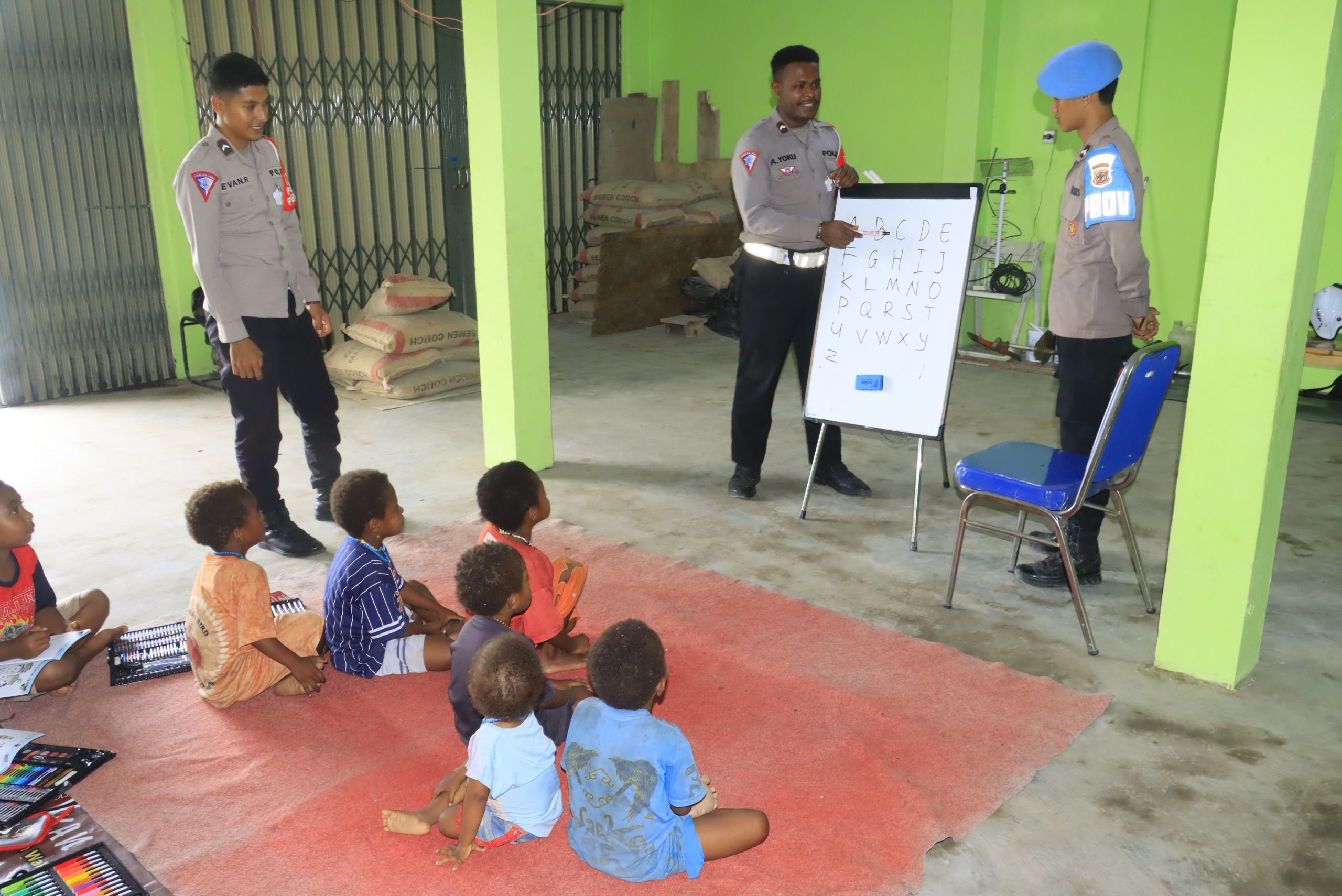 Belajar Membaca dan Menulis Bersama Satgas Si-Ipar, Anak-anak Yalimo Penuh Semangat