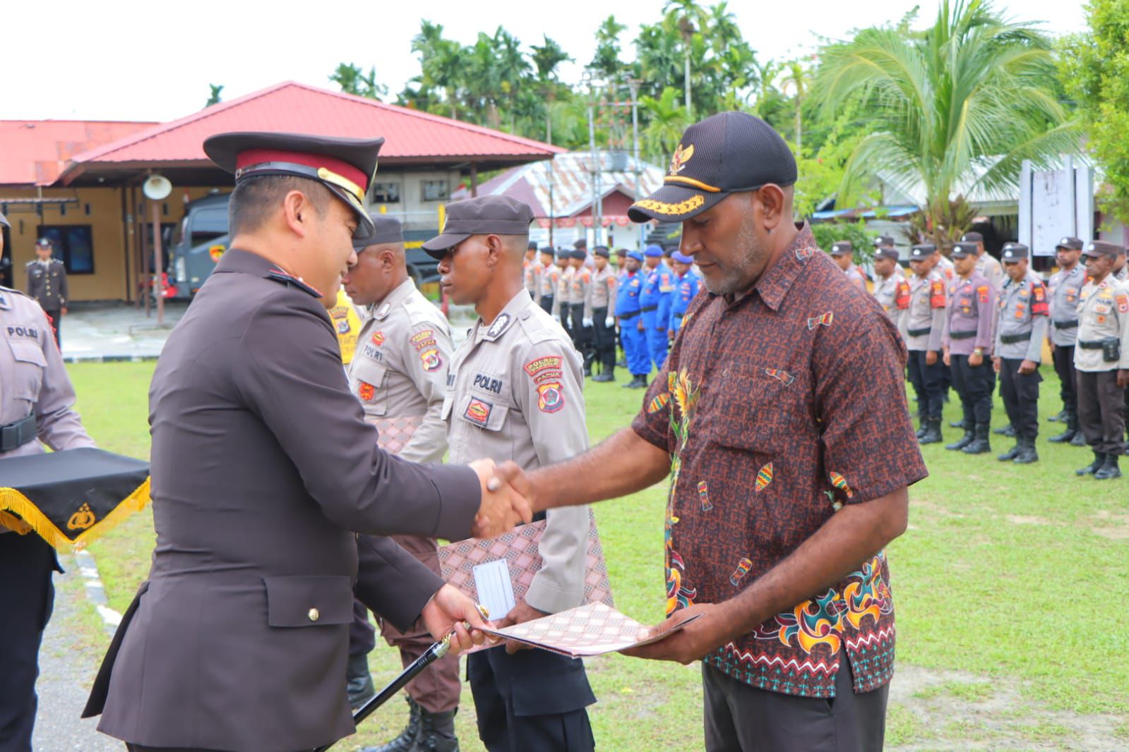 Apresiasi Dalam Tugas dan Ketahanan Pangan, Kapolres Waropen Beri Penghargaan kepada 3 Personel Polsek Masirei dan Kepala Kampung Obutai