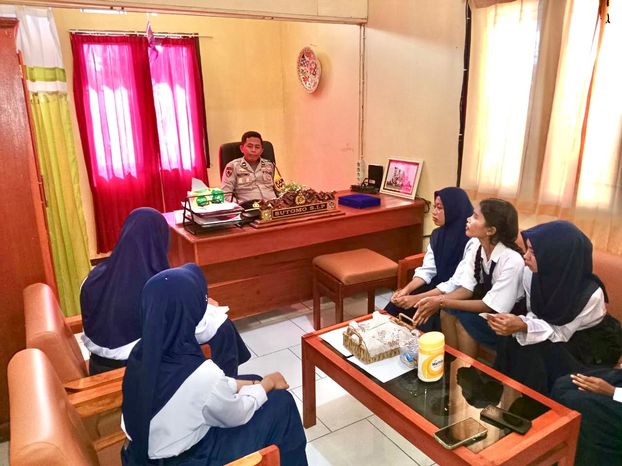 Kenali Tugas Kepolisian, Pelajar SMP Negeri Waren Kunjungi Mapolsek Waropen Bawah