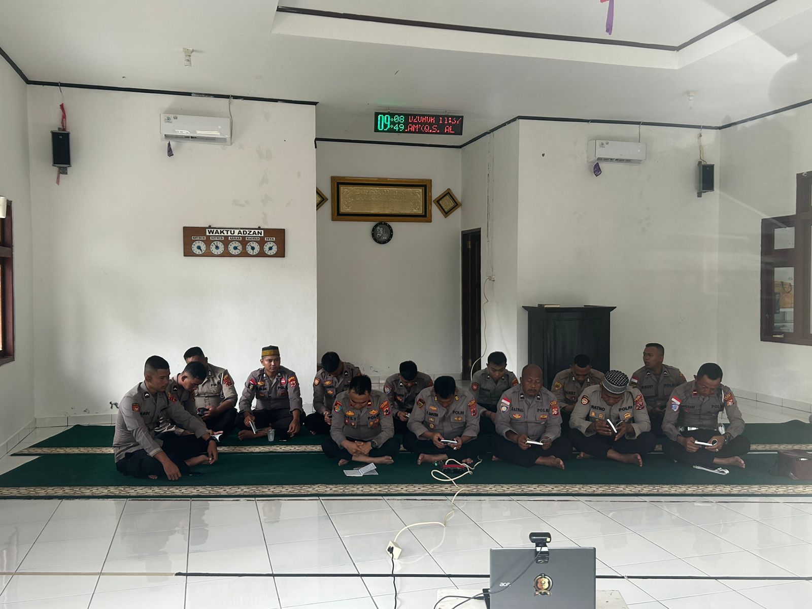 Lewat Zoom Meeting, Personel Polres Sarmi Muslim Ikuti Binrohtal di Masjid Nur Rahmat