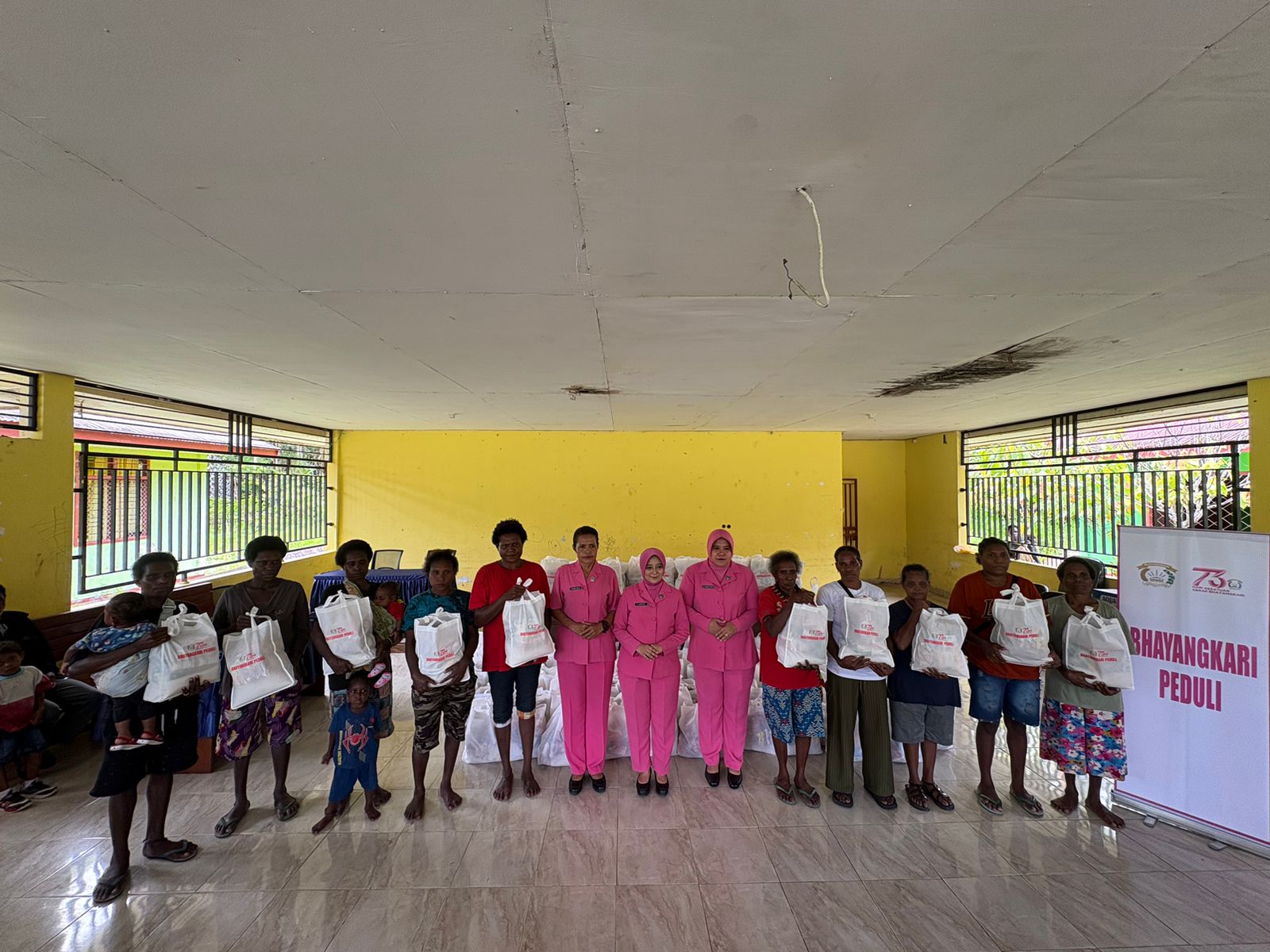 Bhayangkari Cabang Mimika Gelar Baksos di Kampung Tipuka Dalam Rangka HKGB ke-73