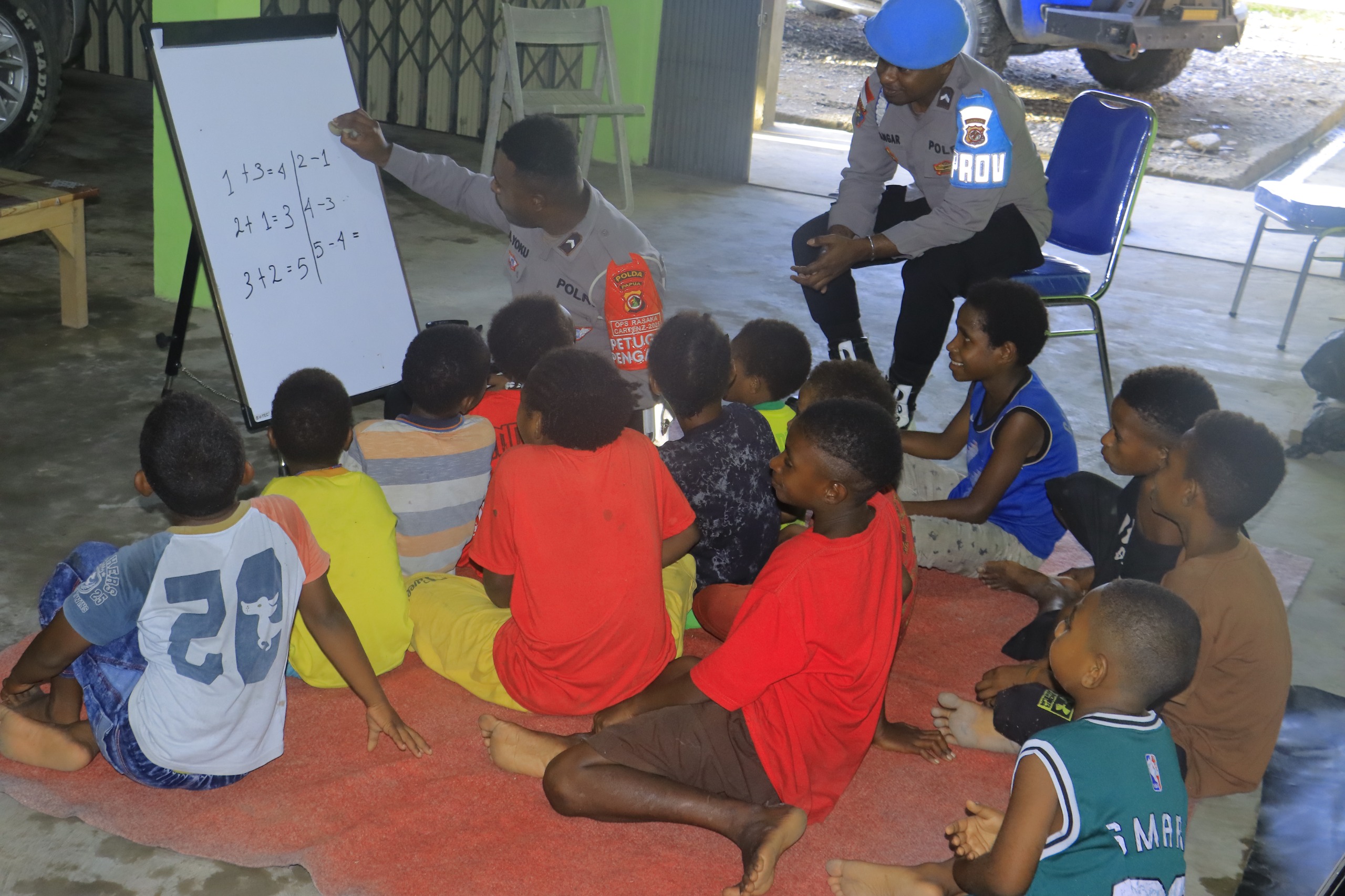 Siapkan Generasi Cerdas, Subsatgas Si-Ipar Ajarkan Anak-anak Yalimo Berhitung
