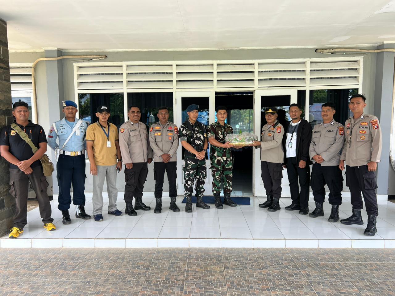 Polres Merauke Serahkan Nasi Tumpeng HUT TNI ke-80, Wujudkan Sinergitas Polri-TNI