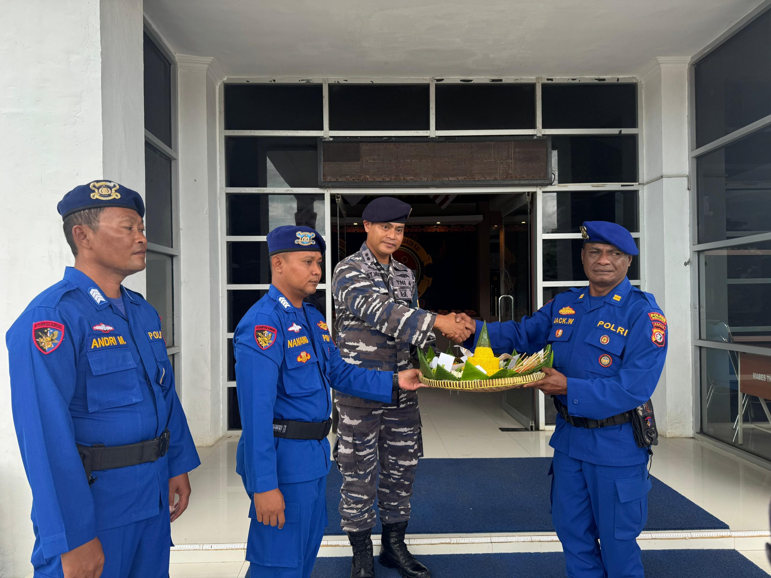 Polres Merauke Serahkan Tumpeng HUT TNI ke-80, Perkuat Sinergitas dengan TNI AL