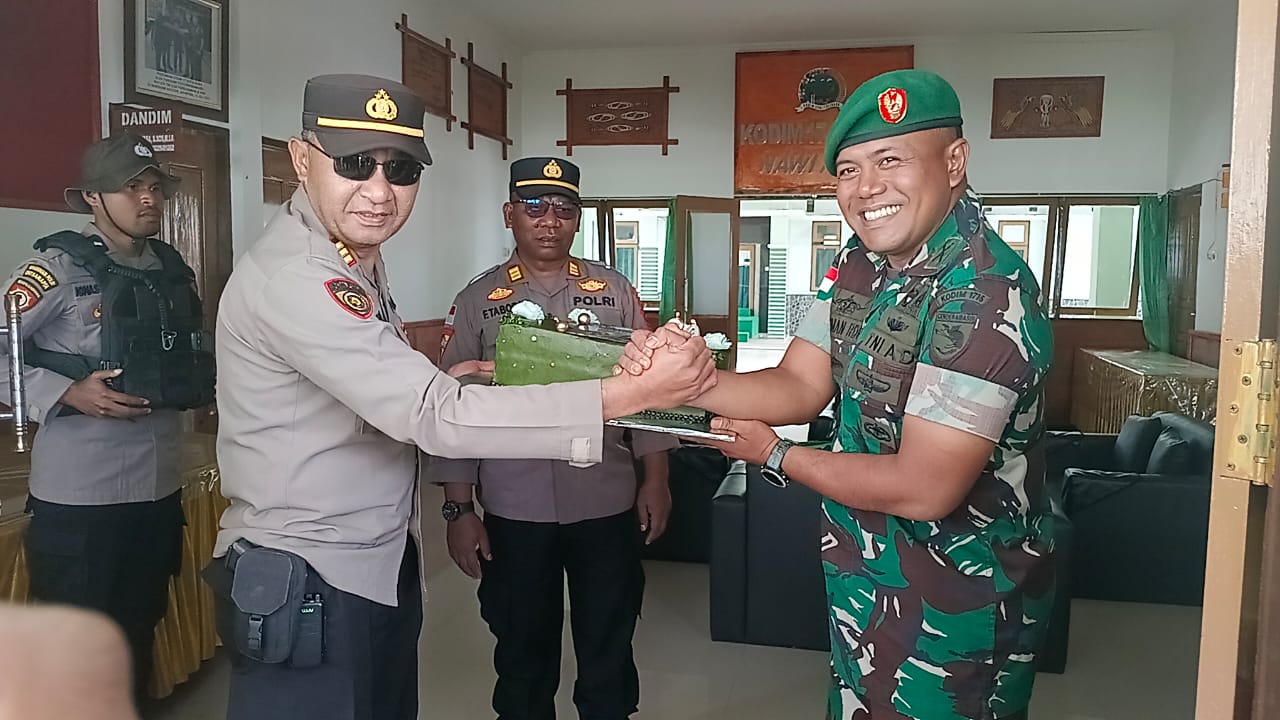 Meriahkan HUT TNI ke-80, Polres Tolikara Berikan Kue Ulang Tahun untuk Kodim 1716/Tolikara