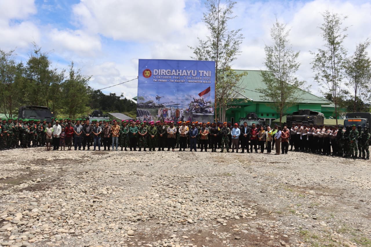 Suasana Kekeluargaan Warnai HUT ke-80 TNI, Polres Waropen Rayakan Bersama Koramil 1709-03/Warbah - Tribatanews POLDA Papua