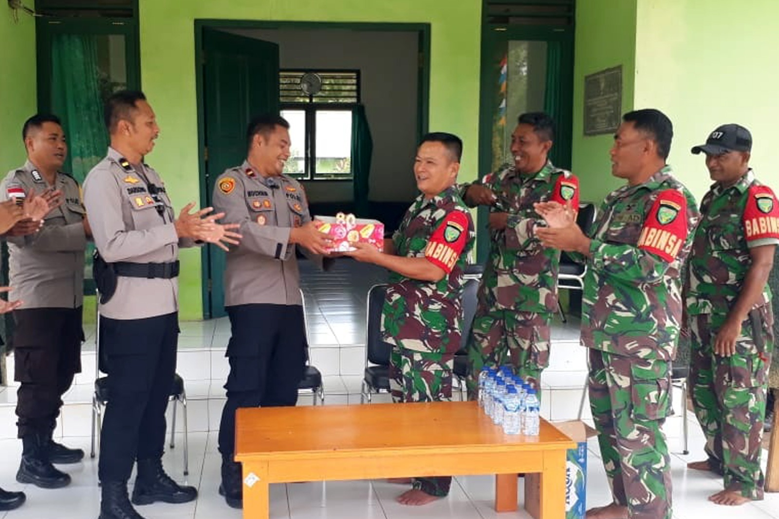 Kapolsek Jagebob Berikan Kejutan Tumpeng HUT TNI ke-80 di Mako Kompi Yon TP 817 AOBA