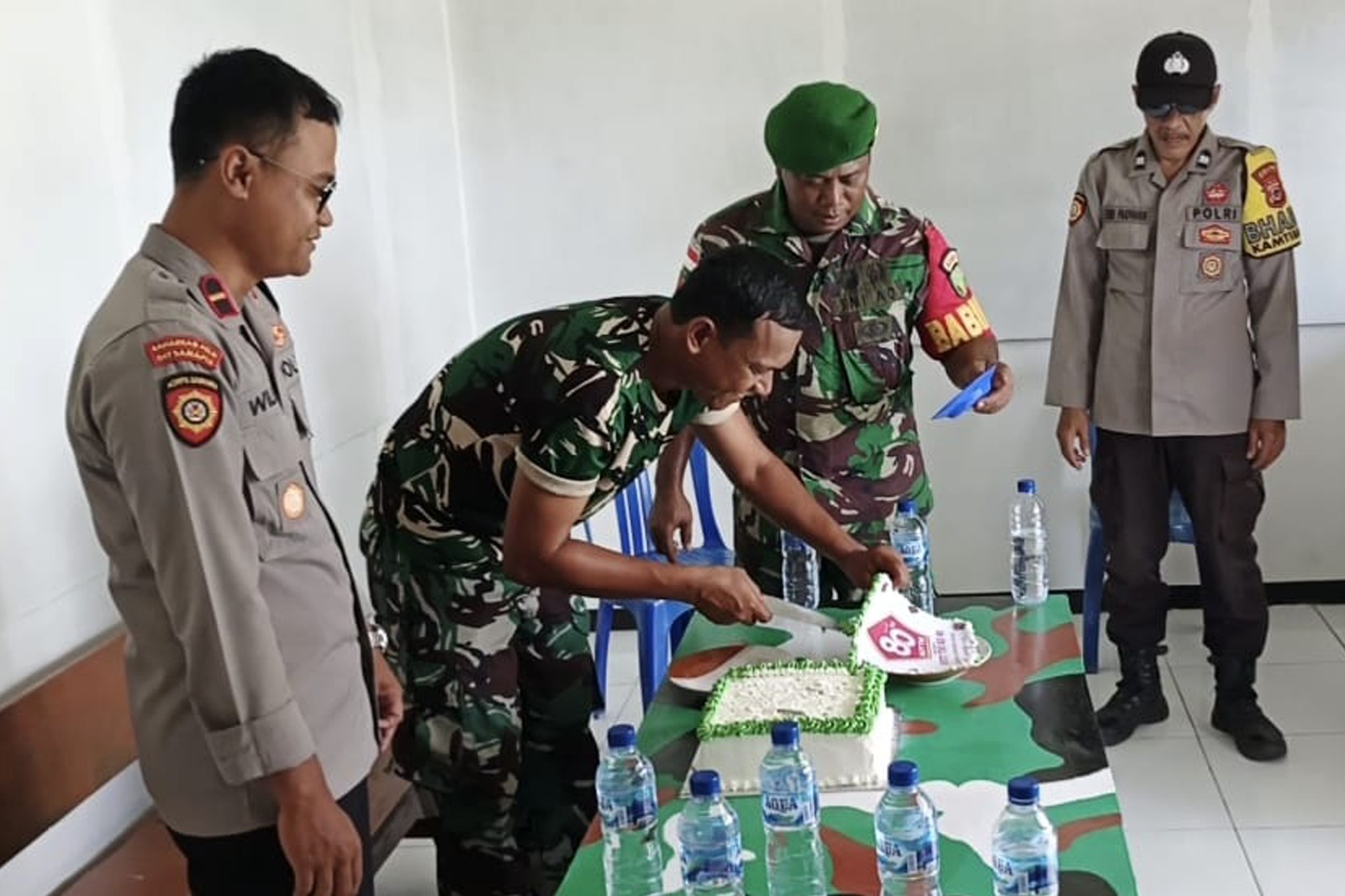 Polsek Bupul Beri Kejutan Hut Ke-80 TNI Di Koramil 1707-07/Elikobel