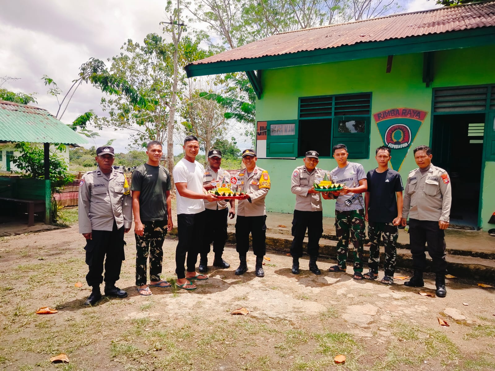 Polsek Muting Beri Ucapan Selamat HUT TNI ke-80 ke Koramil Muting dan Ulilin