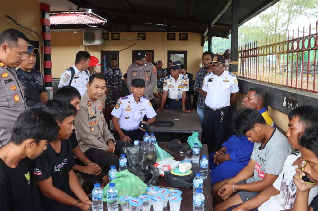 Kapolres Yapen Tinjau Korban Selamat Laka Laut, Pastikan Penanganan Medis dan Psikologinya