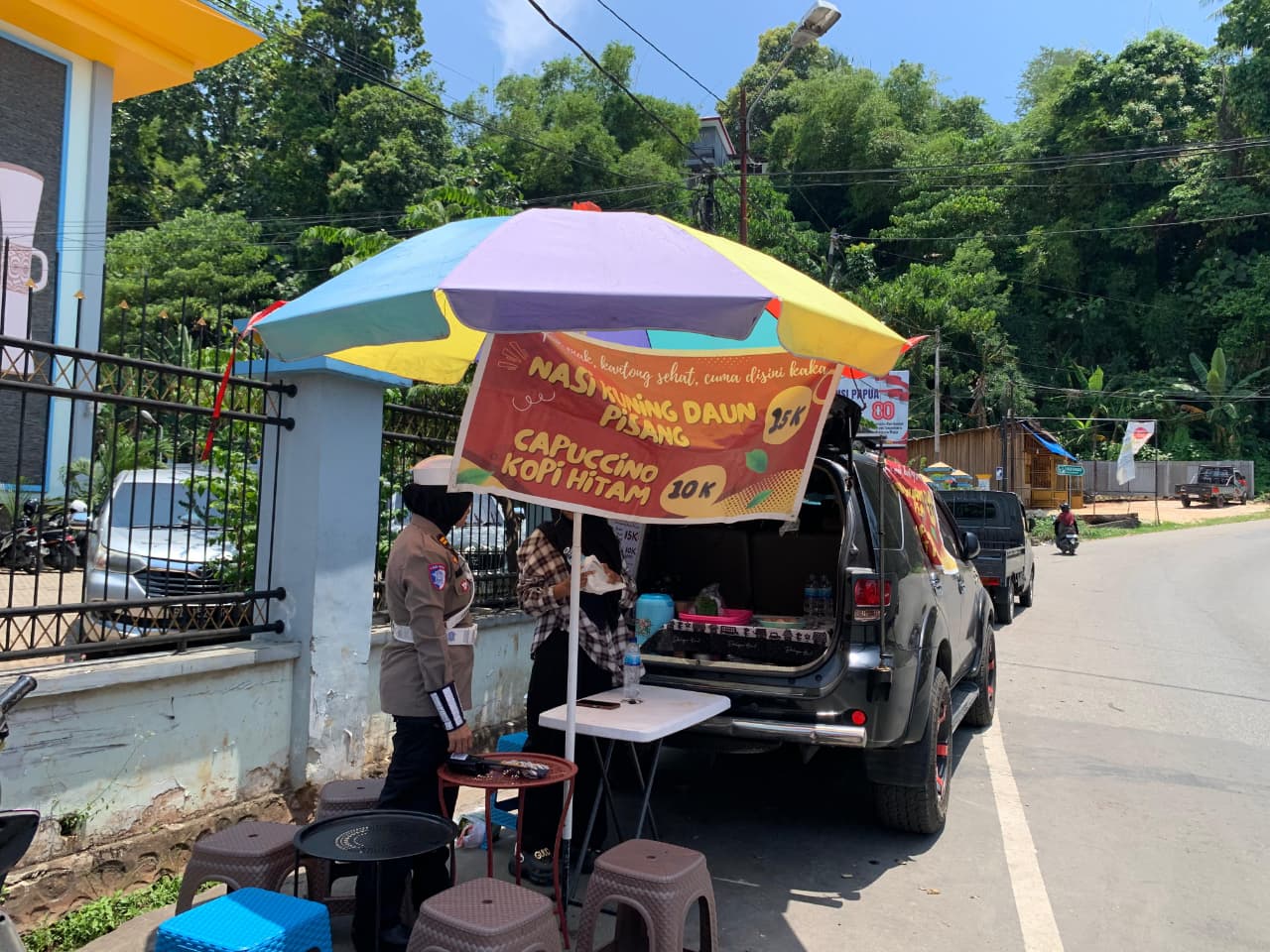 Polwan Ditlantas Polda Papua Gelar Patroli Humanis “Pinang Biru” dalam Program Polantas Menyapa