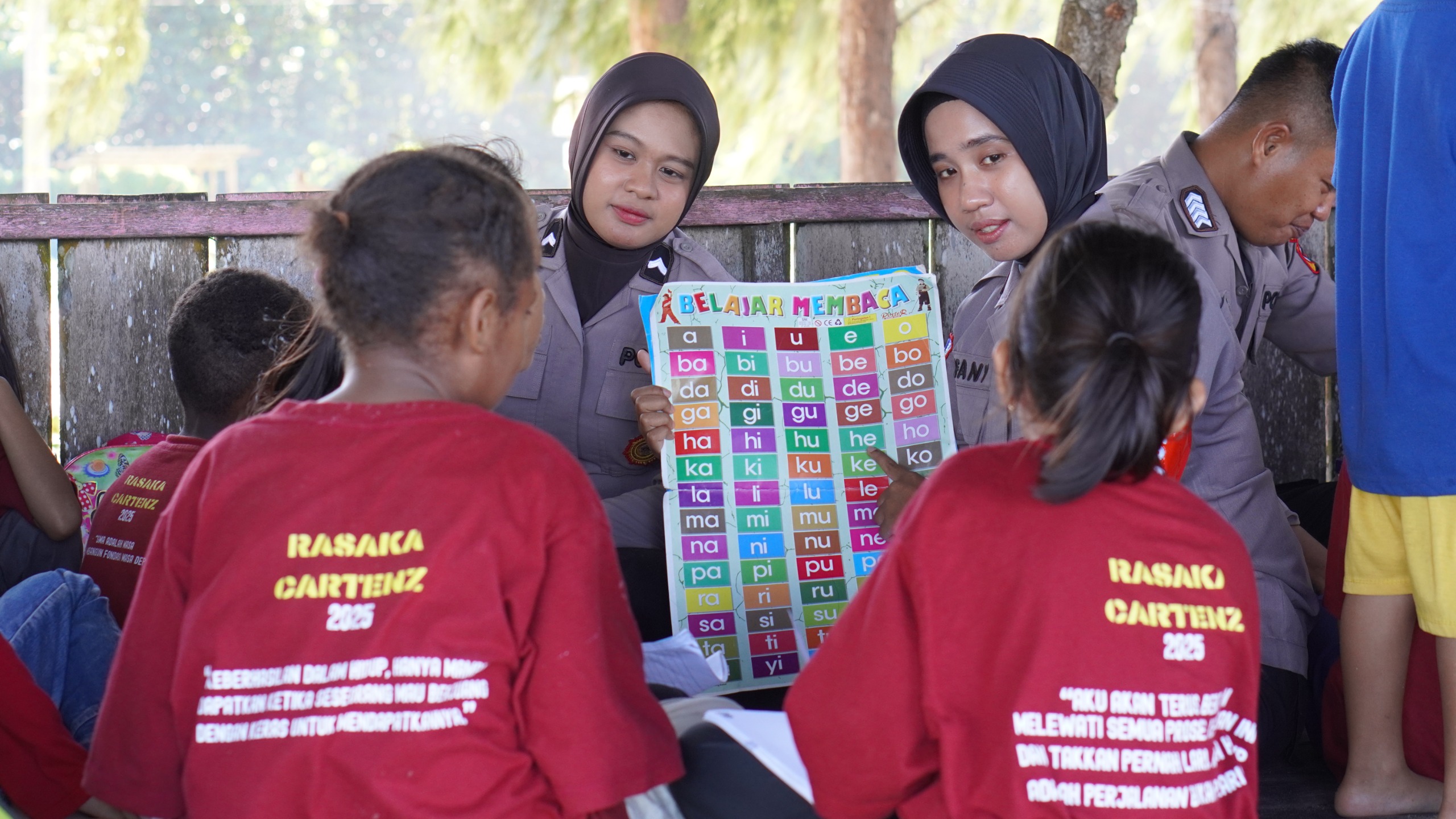 ‎Belajar Sambil Rekreasi, Subsatgas Si Ipar Polresta Jayapura Kota Ajak Anak-Anak Belajar di Pantai Hamadi