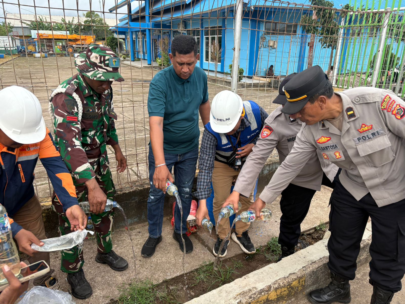Polsek Kpl Merauke Laksanakan Pengamanan Dan Pengawasan Kedatangan Km. Tatamailau, Musnahkan Miras Tanpa Tuan