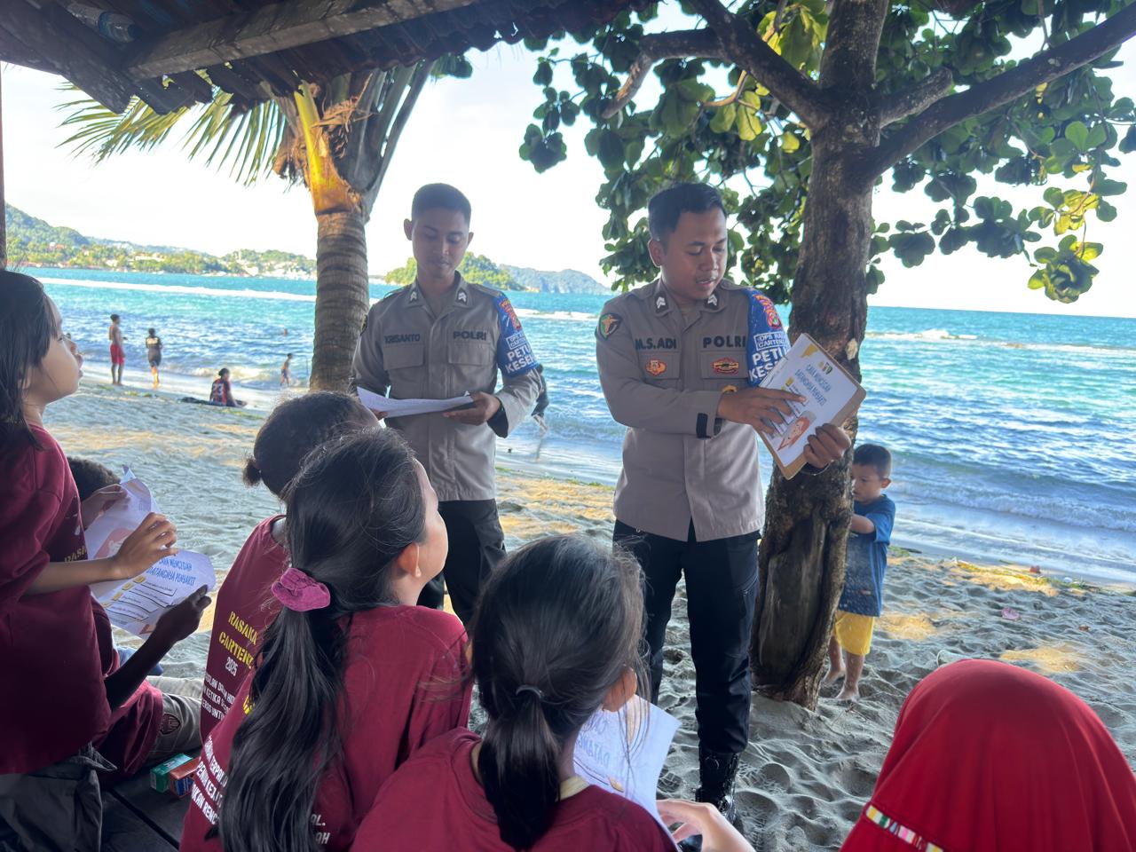 Subsatgas Si Ipar dan Keladi Sagu Operasi Rasaka Cartenz 2025 Ajak Anak Rumah Belajar Heram Rekreasi dan Terima Pengobatan Gratis di Pantai Hamadi