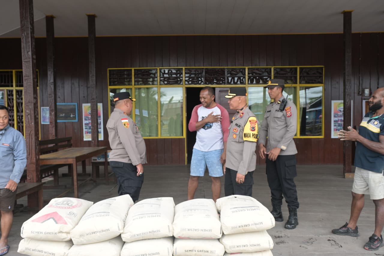 Wujud Kepedulian, Kapolres Asmat Berikan Bantuan Material Pembangunan ke Gereja Katolik Kristus Raja Mbait
