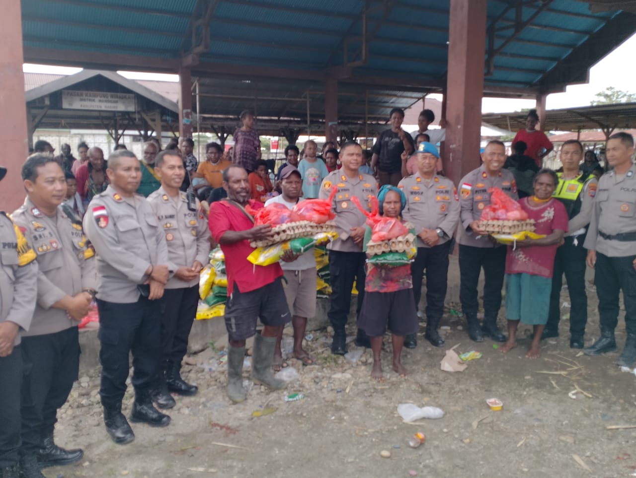 Kapolres Nabire Sampaikan Pesan Kamtibmas Dan Salurkan Bantuan Kepada Warga Terdampak Banjir Di Distrik Yaro Dan Wanggar