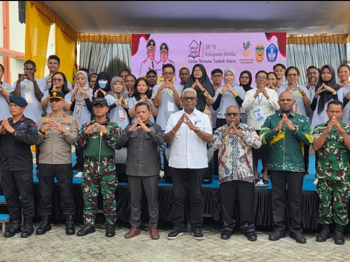 “Cerdas Bersama, Tumbuh Bersama”: Wakapolres Mimika Dukung Pembukaan Sekolah Rakyat dan Pemeriksaan Kesehatan Gratis