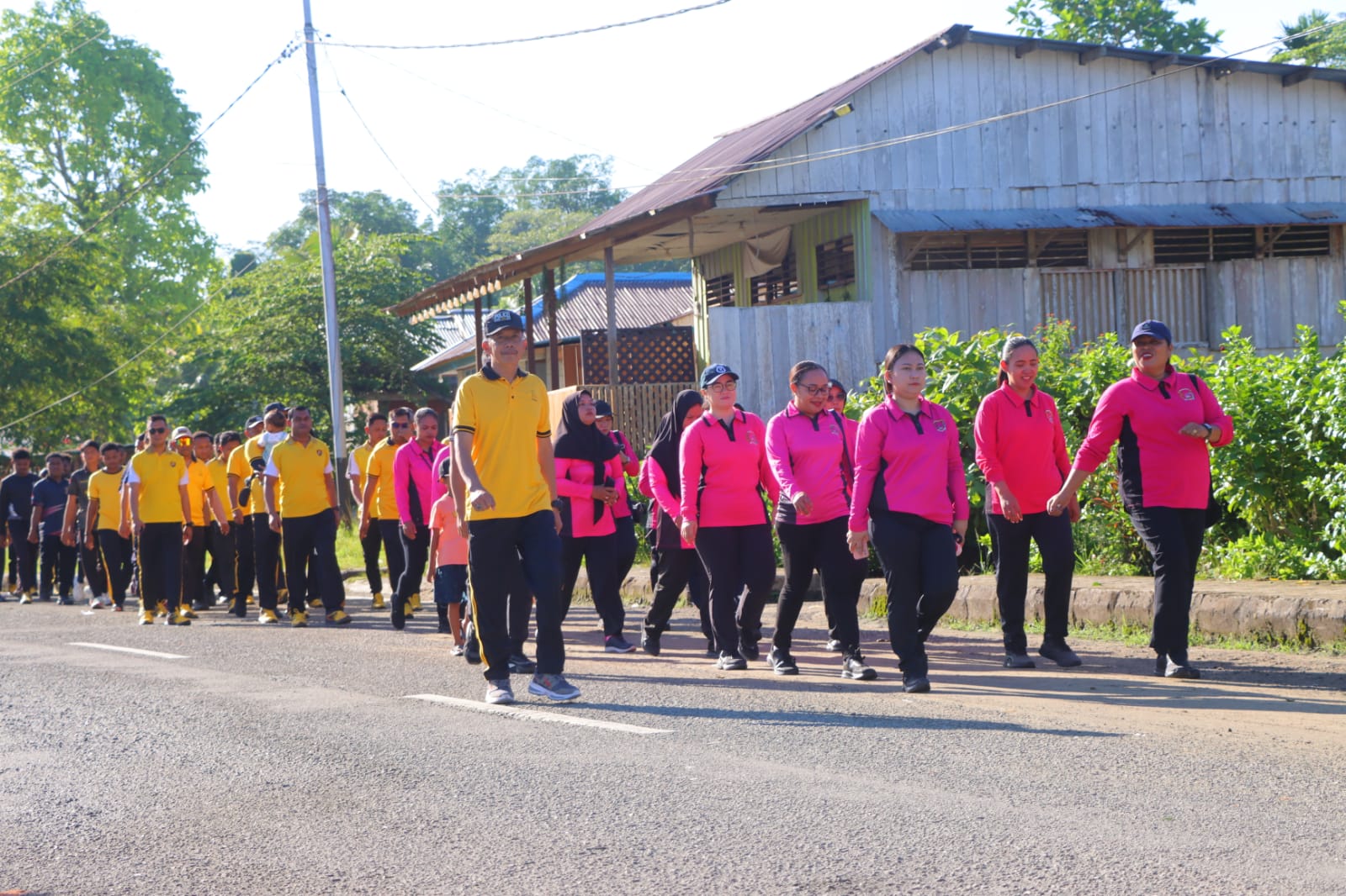 Penuh Semangat dan Kekeluargaan, Polres Supiori & Bhayangkari Rayakan HKGB ke-73 dengan Jalan Santai