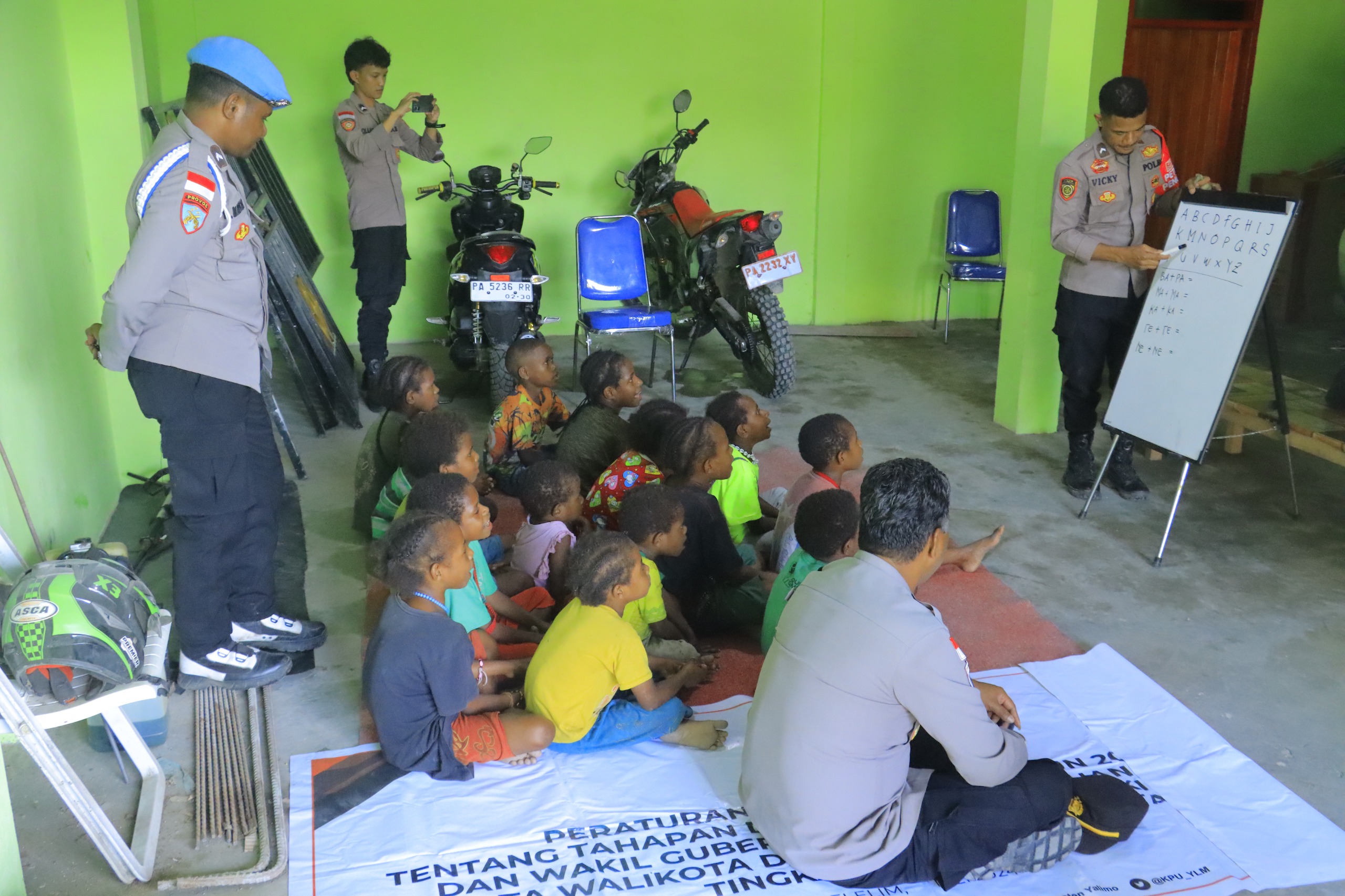 Anak-anak Yalimo Antusias Belajar Menghitung Cepat Bersama Subsatgas Si-Ipar Operasi Rasaka Cartenz