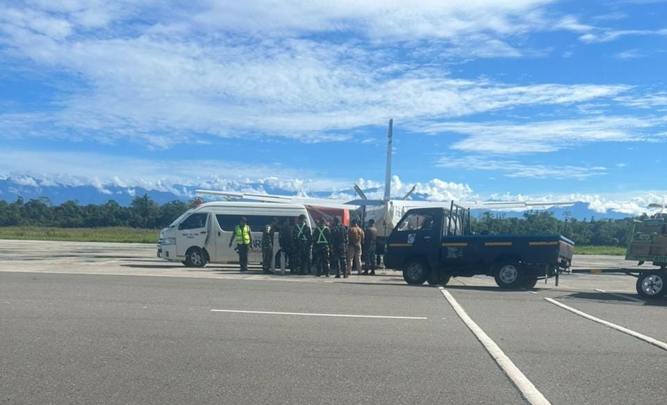 Evakuasi Praka Tri Wahyudi, Korban Luka Tembak Satgas Pamtas Mobile RI-PNG, Tiba di Timika