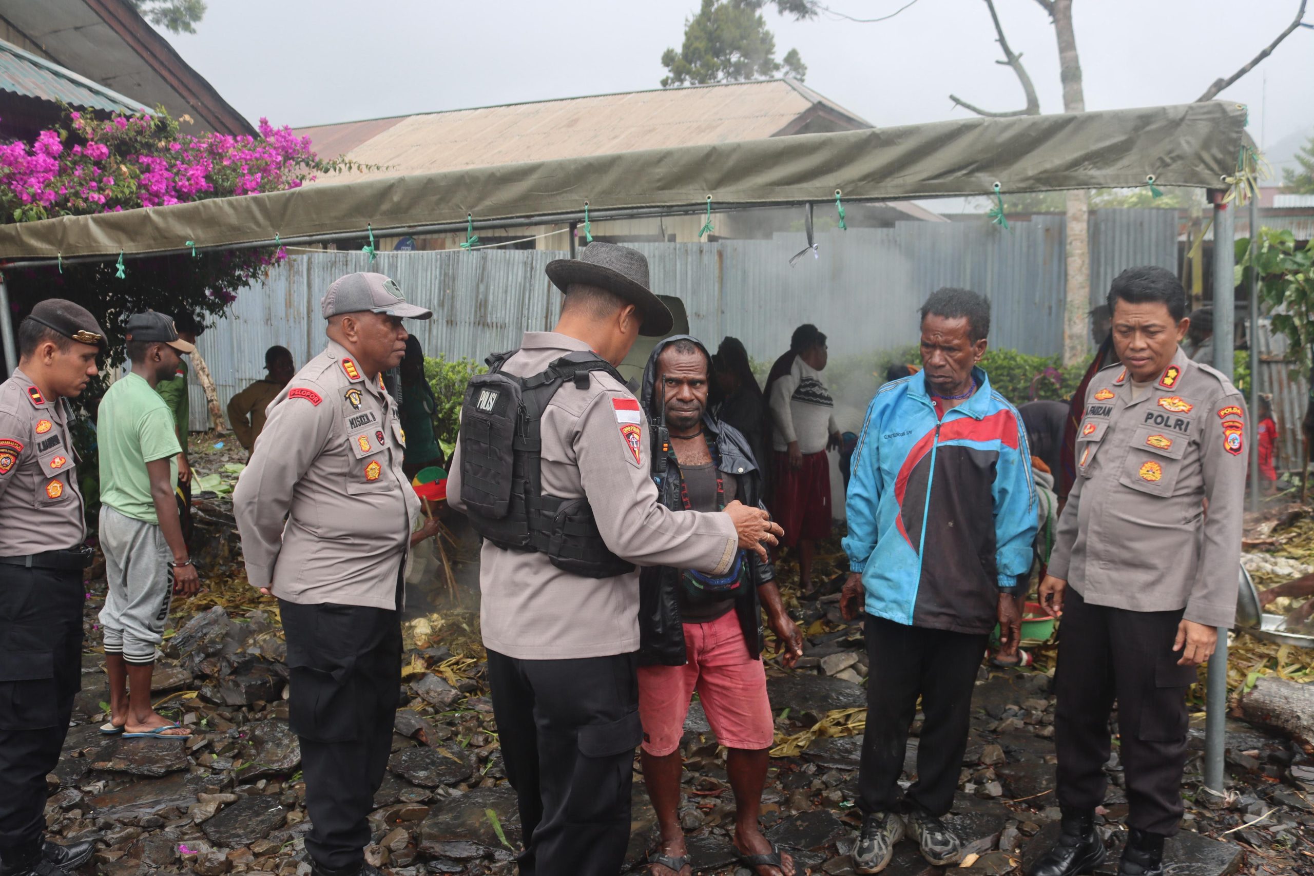 Jalin Kedekatan Dengan Masyarakat, Polres Puncak Jaya Gelar Acara Bakar Batu dalam rangka Harkamtibmas