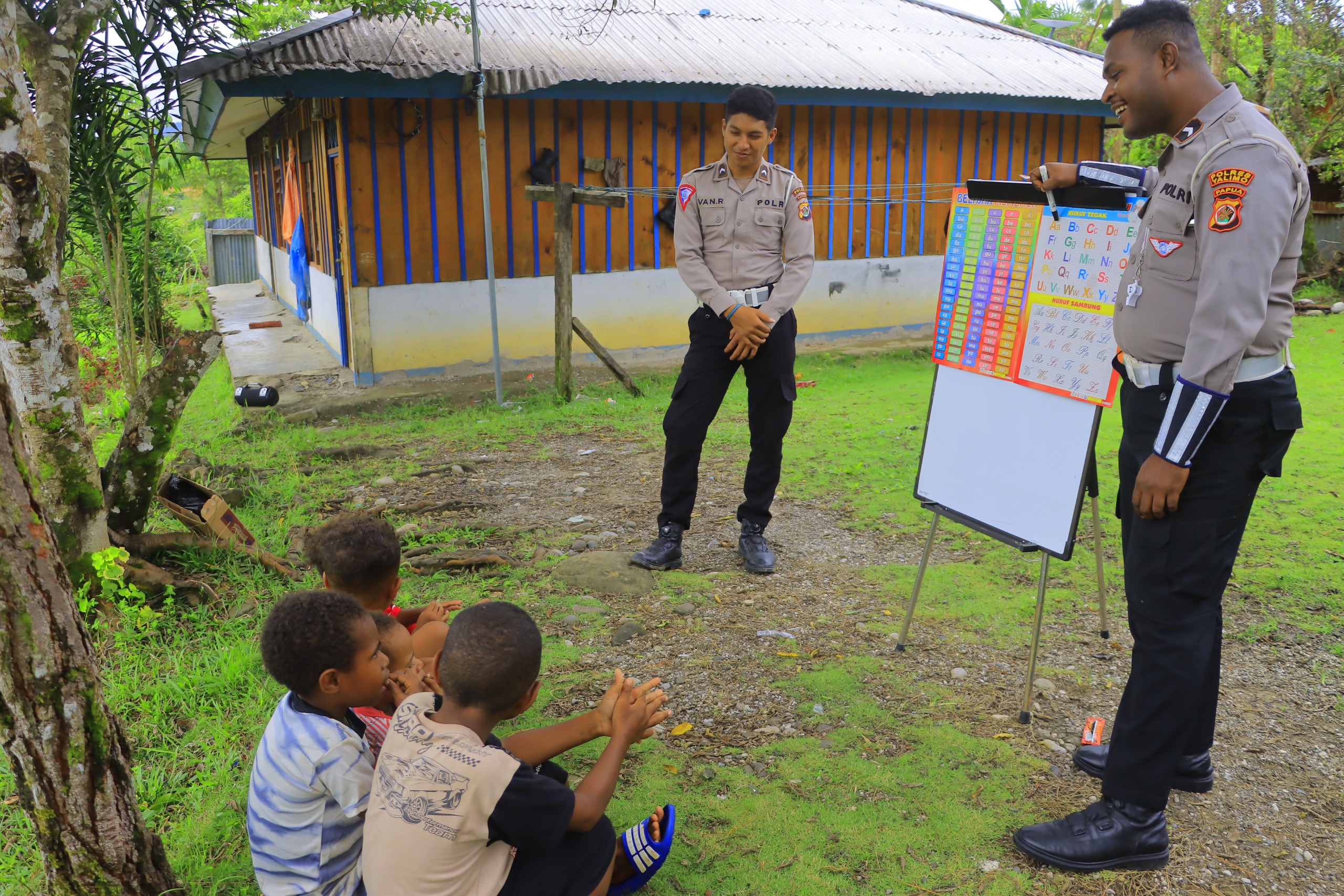 Huruf Pertama di Tanah Yalimo: Polisi Ajak Anak-anak Papua Belajar Membaca