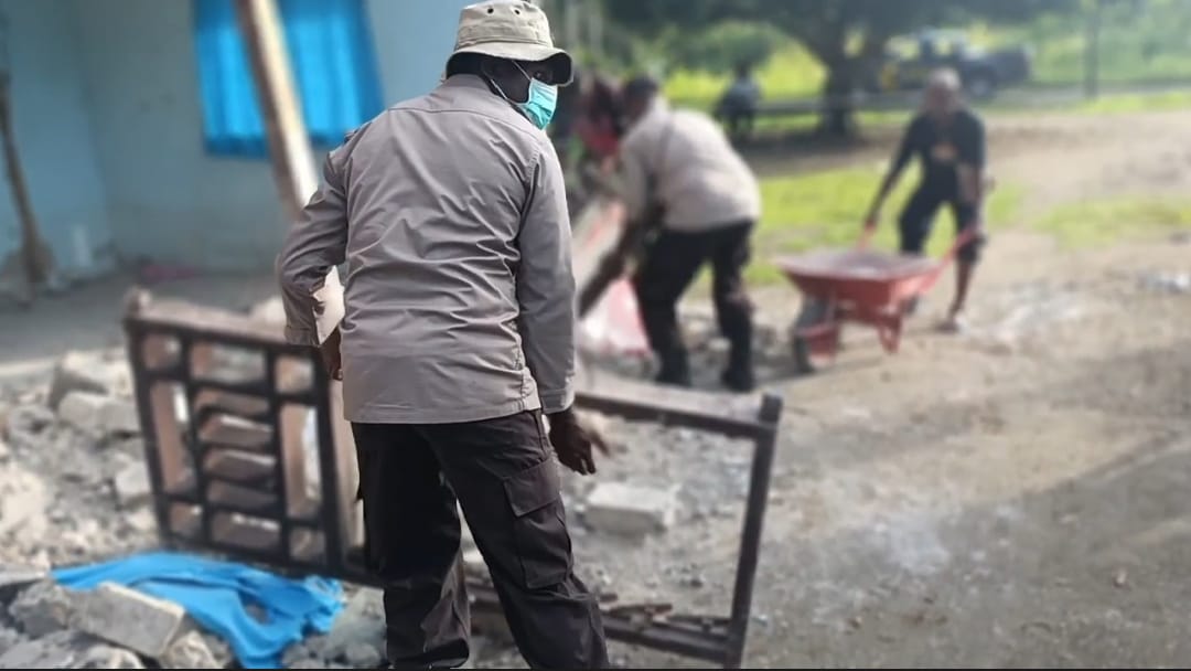 Tanggap Bencana, Kapolsek Pantai Timur dan Anggota Bantu Warga Pulihkan Rumah Pasca Gempa