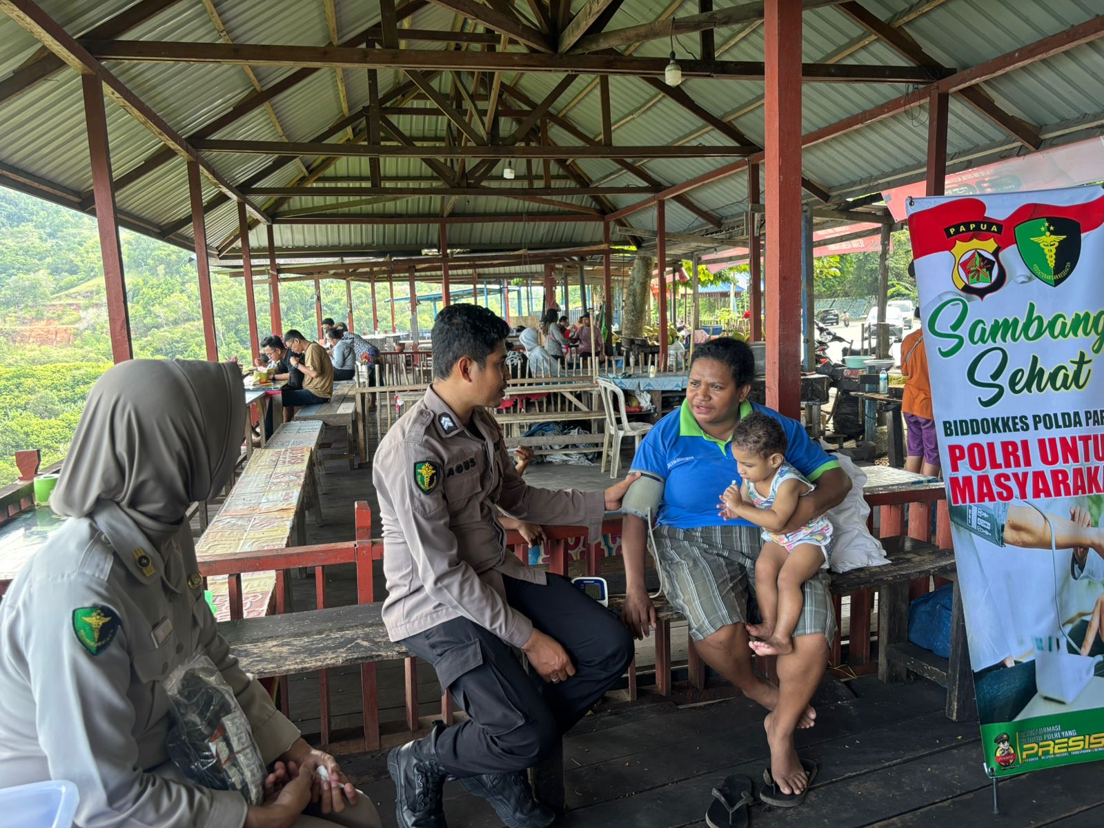 Biddokkes Polda Papua Gelar Sambang Sehat di Skyland Abepura